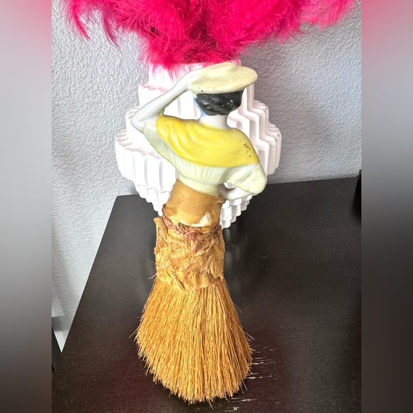 Vintage Porcelain Broom Lady - Picture 4 of 9